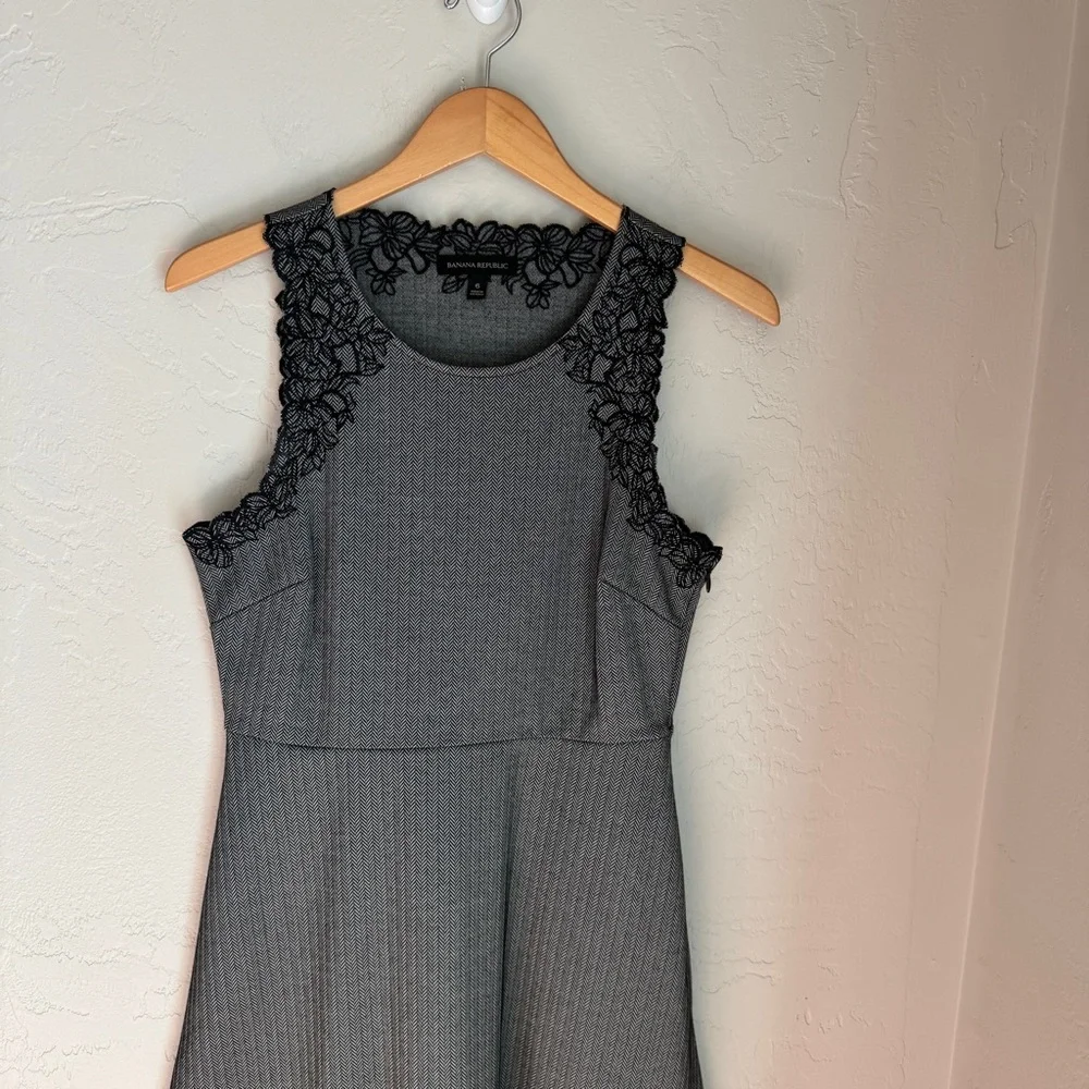 Banana‎ Republic Dress Womens Dark Gray Fit & Flay with Floral Embroidery Midi 6